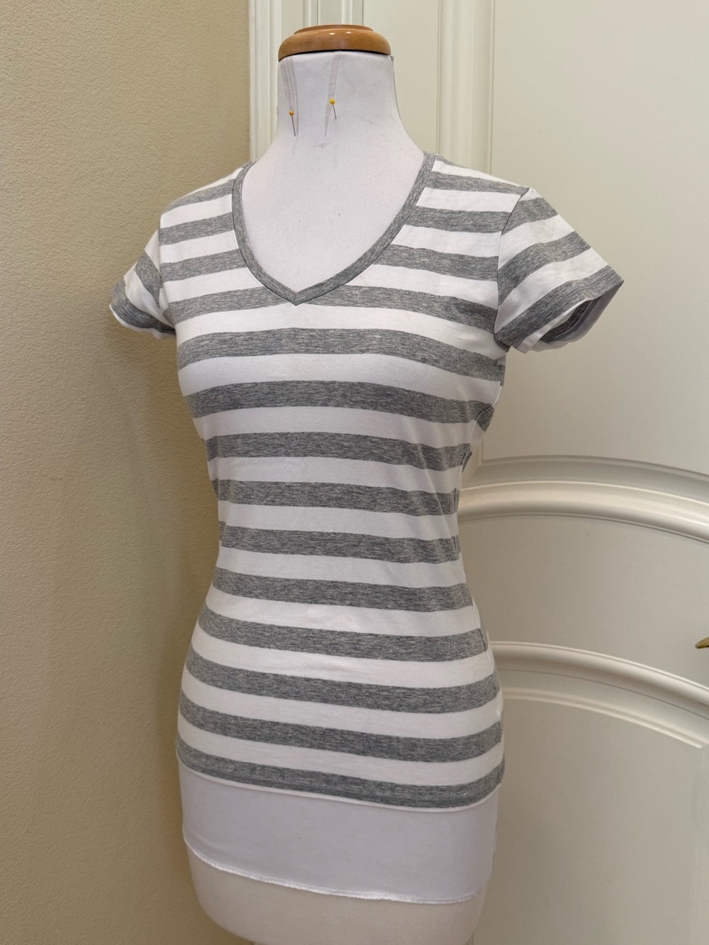 Gap stretch gray and white striped tee shirt